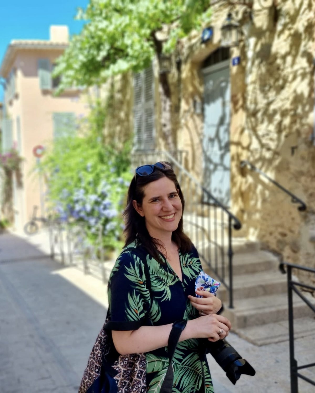 Marie-Lise onderweg met haar camera in een straatje in Saint-Tropez